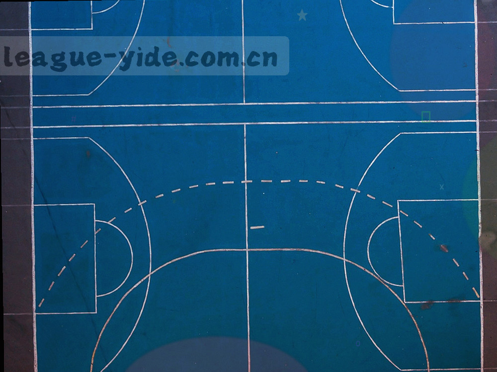 替补席区域特写，座椅与战术板占据画面主体，画面中未出现可识别人物面部